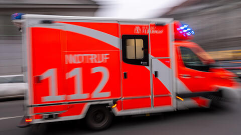 Ein Radfahrer ist bei einem Zusammensto&szlig; mit einem Auto in Moosach schwer verletzt worden. Der Rettungsdienst brachte ihn mit einer offenen Sch&auml;delhirnfraktur ins Krankenhaus. (Symbolbild)