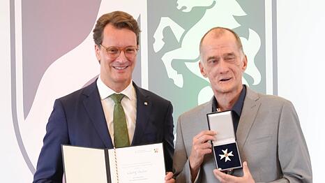Georg Uecker posiert neben NRW-Ministerpr&auml;sident Hendrik W&uuml;st.