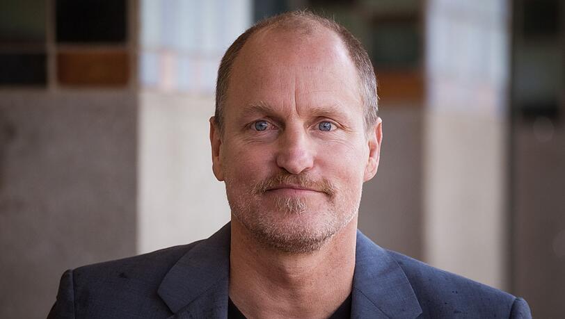 Kinog&auml;ngern vor allem als Haymitch aus den "Mockingjay"-Filmen bekannt, machte Woody Harrelson zuletzt mit dem Oscar-Film "Three Billboards Outside Ebbing, Missouri" von sich reden. Seine Vergangenheit ist nicht weniger sensationell - aber auf d&uuml;stere Weise.