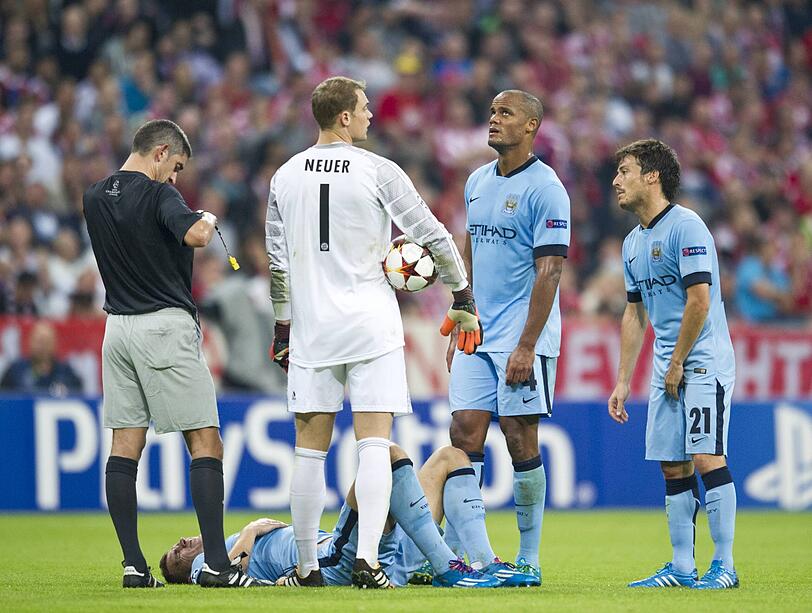 Manuel Neuer 2014 mit dem heutigen Bayern-Trainer Vincent Kompany. Am Boden: Edin Dzeko. Manuel Neuer 2014 mit dem heutigen Bayern-Trainer Vincent Kompany. Am Boden: Edin Dzeko.