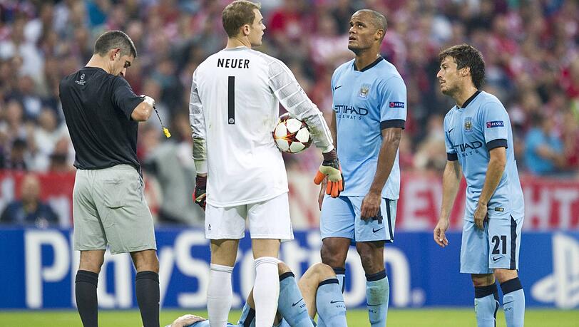 Manuel Neuer 2014 mit dem heutigen Bayern-Trainer Vincent Kompany. Am Boden: Edin Dzeko. Manuel Neuer 2014 mit dem heutigen Bayern-Trainer Vincent Kompany. Am Boden: Edin Dzeko.