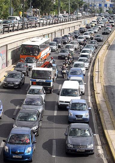 Vereinsamte Bahnhöfe, leer stehende Busse, Autolawinen in den Straßen: Streiks legen öffentlichen Verkehr in Athen lahm. Die Bilder.