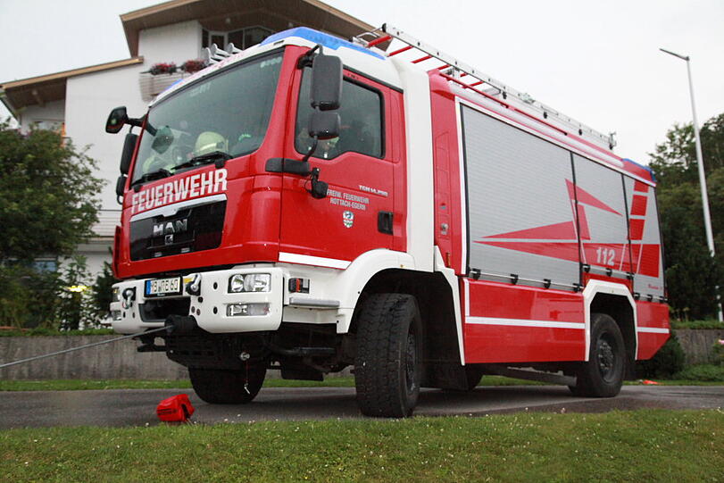 In einem im Tegernsee versunkenen Auto ist am Mittwochabend ein Rentner umgekommen, eine Frau wurde schwer verletzt. Nach Angaben der Polizei hatte die 91 Jahre alte Fahrerin in Rottach-Egern (Landkreis Miesbach) bei ihrem Automatikwagen die Pedale verwechselt und war dadurch im See gelandet, das Fahrzeug ging zwei bis drei Meter unter. Die Einsatzkräfte konnten die drei Insassen bergen, für einen 87 Jahre alten Mann kam allerdings jede Hilfe zu spät. Die Bilder von der Unfallstelle.