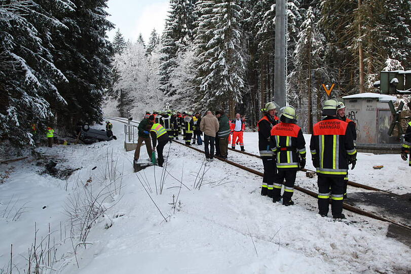Am Bahnübergang zwischen Piesenkam und Warngau rammt ein Regionalzug ein Auto. Ein Mensch stirbt, weitere werden eingeklemmt.