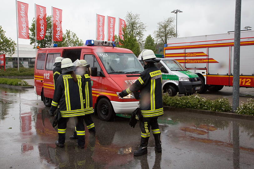 Ein führerscheinloses Mädchen übt auf einem Parkplatz das Autofahren und rast versehentlich in einen Stromkasten.