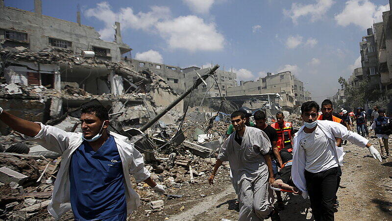 Palästinenser bringen einen Verletzten in Sicherheit. Im Gazastreifen geht die blutige Bodenoffensive israelischer Truppen weiter. Palästinenser bringen einen Verletzten in Sicherheit. Im Gazastreifen geht die blutige Bodenoffensive israelischer Truppen weiter.