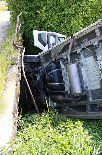 An einer Engstelle stießen ein Transporter und ein Traktor zusammen - der Pkw landete im Bach. Die Bilder.