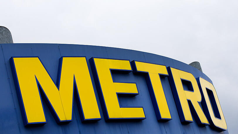 Den Namen Metro wird es auch weiter geben. Er wird künftig von dem aus der Spaltung hervorgegangenen Lebensmittelspezialisten genutzt, zu dem neben den Metro-Großmärkten auch die Real-Supermärkte gehören. Den Namen Metro wird es auch weiter geben. Er wird künftig von dem aus der Spaltung hervorgegangenen Lebensmittelspezialisten genutzt, zu dem neben den Metro-Großmärkten auch die Real-Supermärkte gehören.