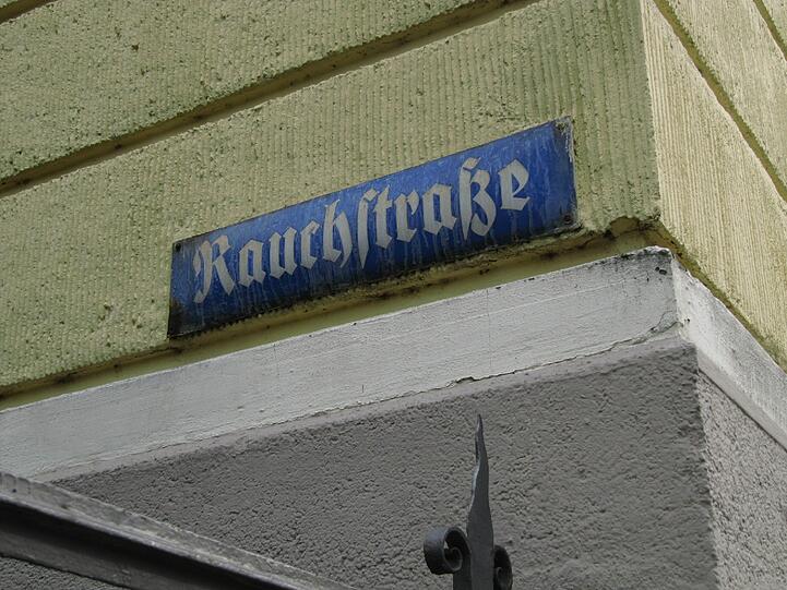 In der Rauchstraße sind die Häuser etwas schlichter, aber immernoch sehr schön.