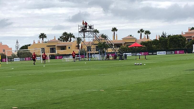 Ruhe vor dem Sturm: Das Trainerteam des FC Bayern bereitet alles für die Übungseinheit vor