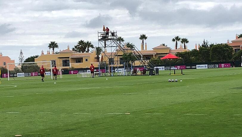 Ruhe vor dem Sturm: Das Trainerteam des FC Bayern bereitet alles für die Übungseinheit vor Ruhe vor dem Sturm: Das Trainerteam des FC Bayern bereitet alles für die Übungseinheit vor