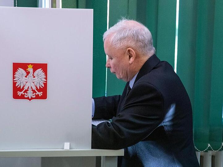 PiS-Chef Jaroslaw Kaczynski bei der Stimmabgabe in einem Wahllokal in Gnesen.