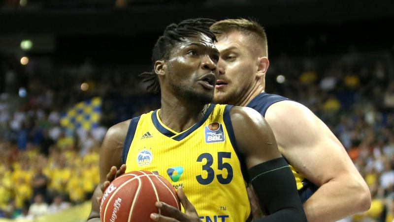 ALBA-Center Landry Nnoko (l) und der Oldenburger Rasid Mahalbasic schenkten sich unter den Körben nichts. ALBA-Center Landry Nnoko (l) und der Oldenburger Rasid Mahalbasic schenkten sich unter den Körben nichts.