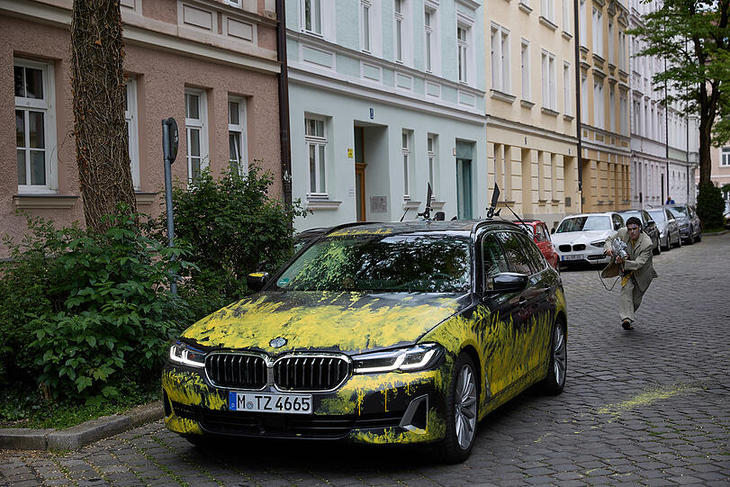 "Die Fahrgastzelle einer bayrischen Luxuslimousine, unauffällig bis unters Dach präpariert, wird zum mobilen Theatersaal", heißt es in der Vorankündigung zu Nico Sauers Musik-Performance "Rüber". Das Fahrzeug reagiert dynamisch auf seine Umgebung und erzeugt eine Klangblase, in der die Insassen durch eine akustische Paralleldimension reisen.