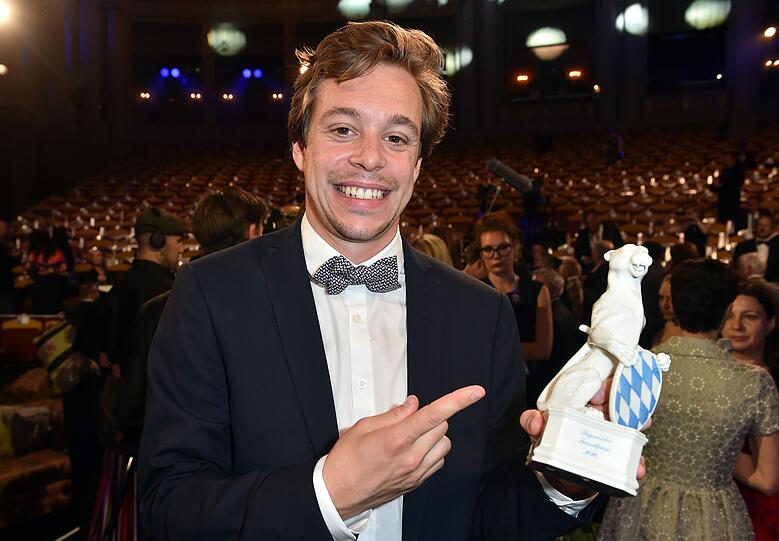 F&uuml;r die Spezialfolge "Checker Tobi EXTRA - Warum so viele Menschen fliehen" erhielt Tobias Krell 2016 den Bayerischen Fernsehpreis.