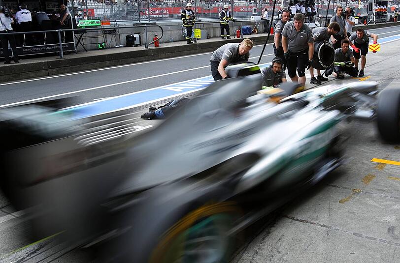 Dass die Mechaniker die Formel-1-Boliden, wie hier Nico Rosbergs Silberpfeil, ohne Helm abfertigen, wird es in Zukunft nicht mehr geben.