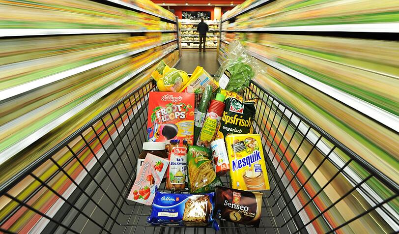 Verbraucher werden oft von ganz einfachen Produkten in die Irre geleitet. Viele vermeindlich vegetarische Produkte wie Frischkäse, Saft, Chips oder Brot enthalten tierische Inhaltsstoffe. Das sind die Lücken im Lebensmittelgesetz, die es möglich machen.