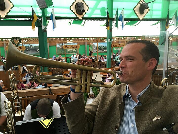 Peter Inselkammer vom Armbrustschützen: 1. Gute Nacht Freunde von Reinhard Mey mit Sternwerfern. Davor ist Abschiedsrundgang mit Rosen für die Bedienungen - 2. Fünfmal Hendl, meine Frau Katharina hat zehn Schweinshaxen gegessen - 3. Die Bavaria beim Standkonzert