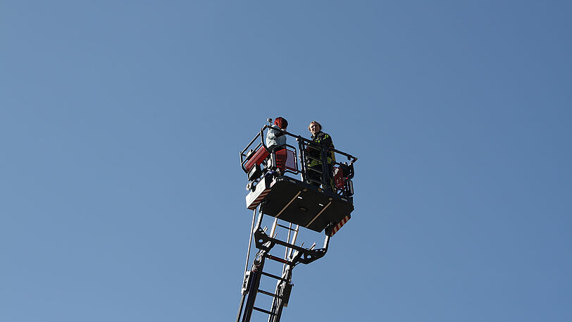 Die Feuerwehr-Übung diente ausschließlich dem Antrag von Sebastian. Seine Liebste Lisa war total überrascht und war bis zuletzt ahnungslos. Die Kameraden hielten dicht.
