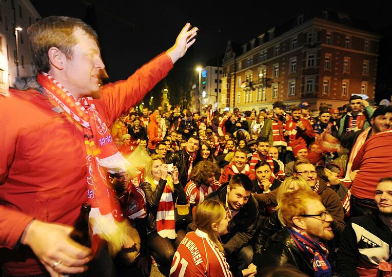 So ausgelassen feiern die Fans auf der Leopoldstraße den Bayern-Sieg. Die Bilder