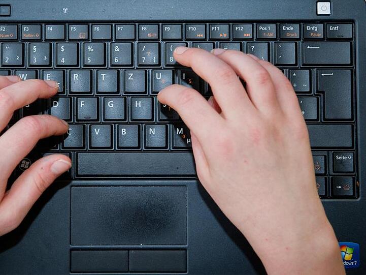 Ein Kind tippt auf einer Tastatur. Foto: picture alliance/dpa/Symbolbild