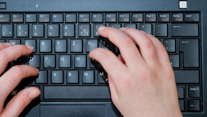 Ein Kind tippt auf einer Tastatur. Foto: picture alliance/dpa/Symbolbild Ein Kind tippt auf einer Tastatur. Foto: picture alliance/dpa/Symbolbild