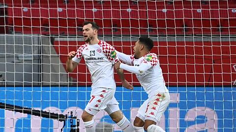 Dank Kevin Stöger (l) konnte Mainz doch noch einen Punkt in Leverkusen ergattern.
