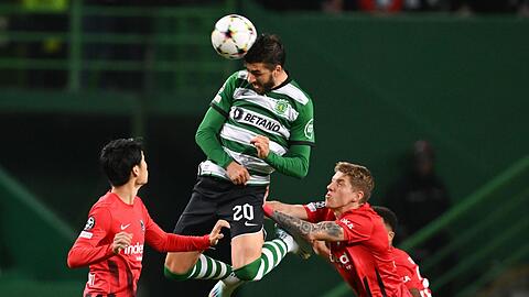 Paulinho von Sporting Lissabon springt höher als die Frankfurter Daichi Kamada (l) und Kristijan Jakic.