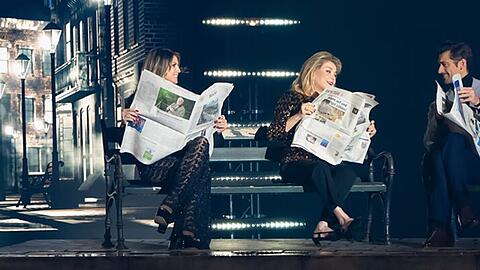 Heidi Klum (l.) heißt dieses Mal Gast-Jurorin Catherine Deneuve willkommen.