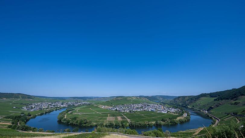 Vorerst ist der Himmel strahlend blau über der Mosel und den angrenzenden Weinbergen bei Trittenheim in Rheinland-Pfalz. Vorerst ist der Himmel strahlend blau über der Mosel und den angrenzenden Weinbergen bei Trittenheim in Rheinland-Pfalz.
