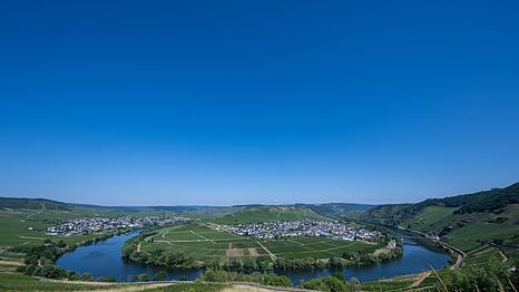 Vorerst ist der Himmel strahlend blau &uuml;ber der Mosel und den angrenzenden Weinbergen bei Trittenheim in Rheinland-Pfalz.