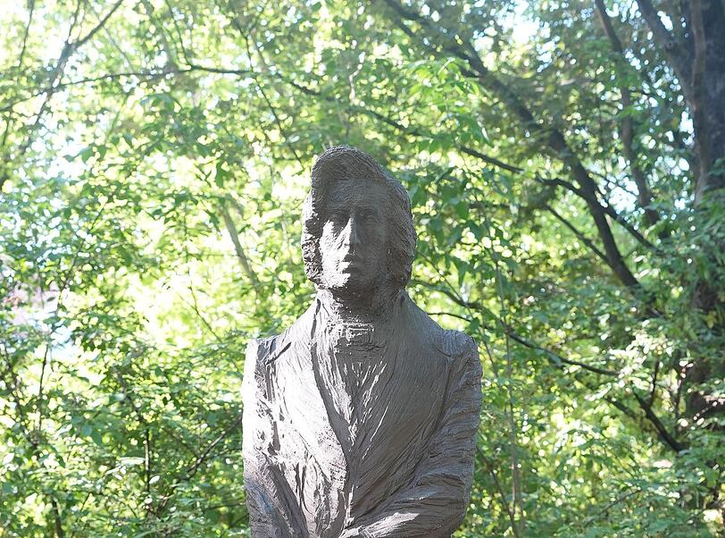 Mit dieser Statue ist der Komponist Frédéric Chopin verewigt. Mit dieser Statue ist der Komponist Frédéric Chopin verewigt.