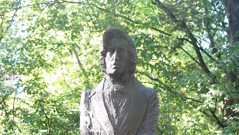 Mit dieser Statue ist der Komponist Frédéric Chopin verewigt. Mit dieser Statue ist der Komponist Frédéric Chopin verewigt.