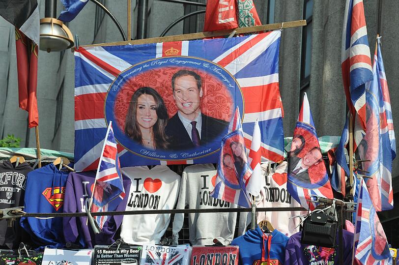 Geschäftsleute wissen die royale Hysterie perfekt zu nutzen. Kaum eine Straßenecke, an der es keine William und Kate-Tassen, Postkarten, Teller gibt...