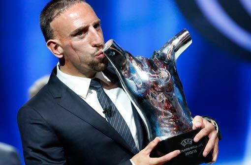 Franck Ribery küsst die Trophäe: Der Bayern-Star ist Europas Fußballer 2013.