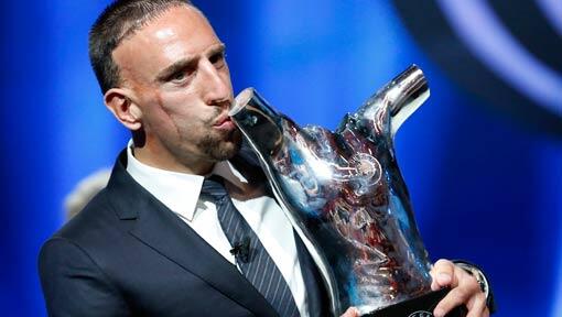 Franck Ribery küsst die Trophäe: Der Bayern-Star ist Europas Fußballer 2013. Franck Ribery küsst die Trophäe: Der Bayern-Star ist Europas Fußballer 2013.