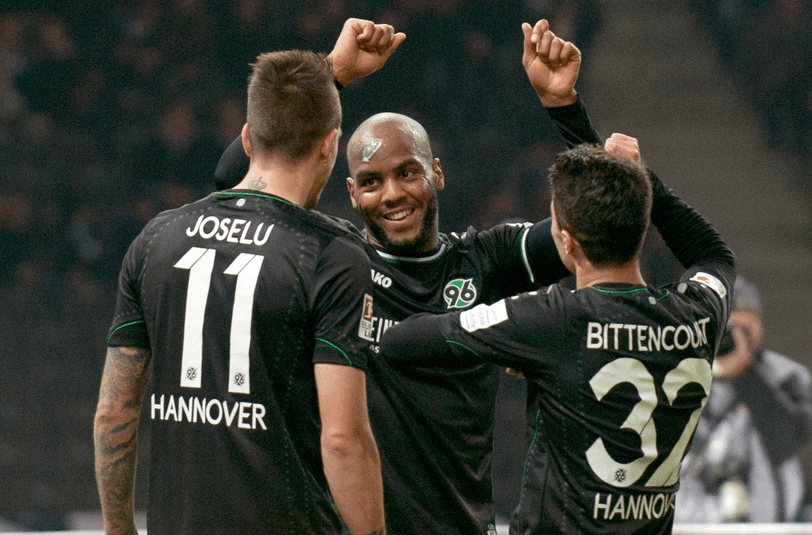 Leonardo Bittencourt (r-l), Torschütze Jimmy Briand und Joselu von Hannover 96 bejubeln das 0:1 in der 44. Minute.