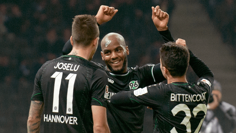 Leonardo Bittencourt (r-l), Torschütze Jimmy Briand und Joselu von Hannover 96 bejubeln das 0:1 in der 44. Minute. Leonardo Bittencourt (r-l), Torschütze Jimmy Briand und Joselu von Hannover 96 bejubeln das 0:1 in der 44. Minute.