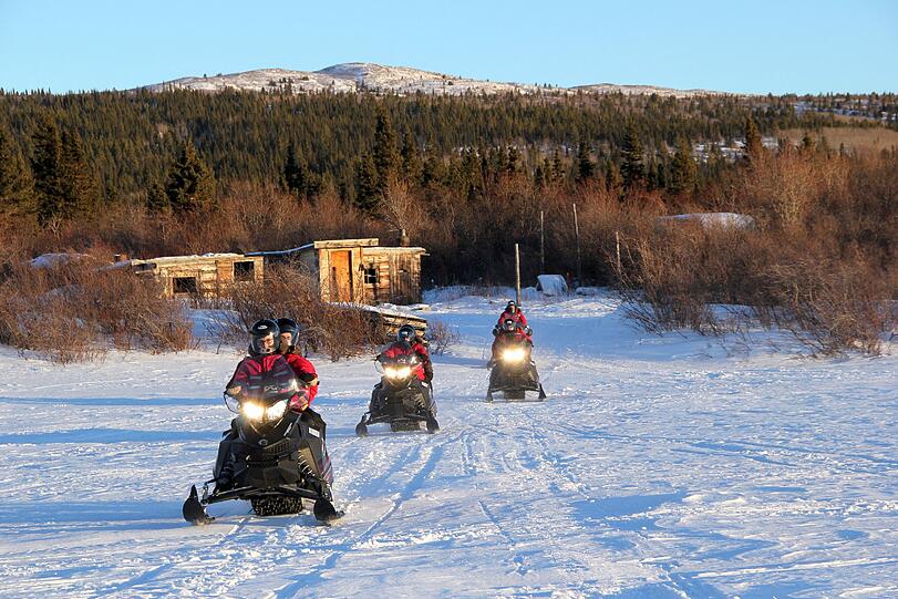 Mit dem Motorschlitten kommt man im Yukon schneller voran als durch den Antrieb mit Hunden - dafür weht der Wind noch heftiger ins Gesicht.