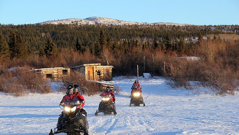 Mit dem Motorschlitten kommt man im Yukon schneller voran als durch den Antrieb mit Hunden - dafür weht der Wind noch heftiger ins Gesicht. Mit dem Motorschlitten kommt man im Yukon schneller voran als durch den Antrieb mit Hunden - dafür weht der Wind noch heftiger ins Gesicht.