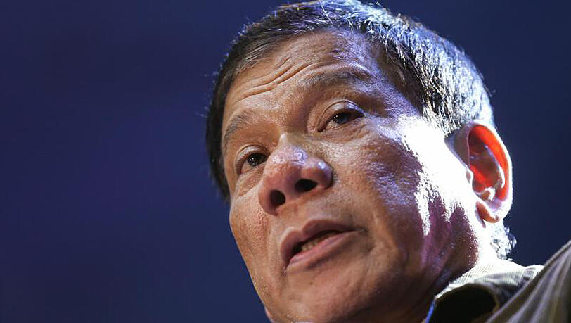 Präsident Duterte begründete den Schritt damit, dass mit besserer Familienplanung auch die Armut besser bekämpft werden könnte. Präsident Duterte begründete den Schritt damit, dass mit besserer Familienplanung auch die Armut besser bekämpft werden könnte.