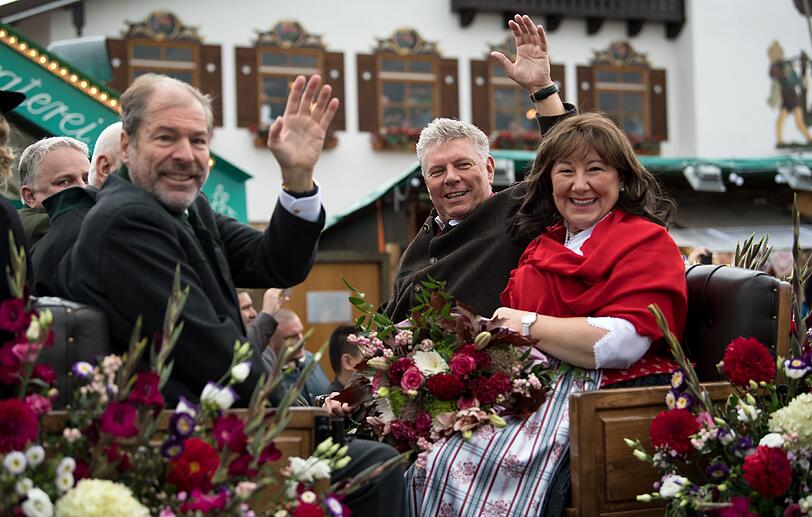 Bei Regen und kühlen Temperaturen waren die Festwirte zuvor in einem bunten Umzug auf Pferdewagen zum Festgelände gezogen