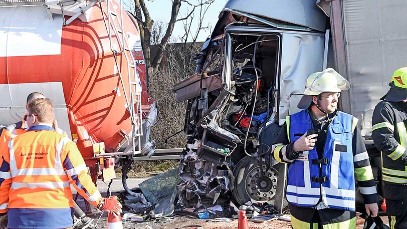 Das Führerhaus wurde komplett eingedrückt, der Fahrer schwer verletzt.