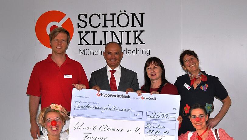 Spendenübergabe der JBH-Personalberatung Herget in der Schön Klinik München Harlaching (v. l.): Dr. Michael Poschmann, Jürgen B. Herget, Elisabeth Makepeace (Vorsitzende KlinikClowns e.V.), Karin Kinzelmann Heilerziehungspflegerin), davor die KlinikClowns „Dr. Uuups“ (l.) und „Dr. Gurki Klumps“. Spendenübergabe der JBH-Personalberatung Herget in der Schön Klinik München Harlaching (v. l.): Dr. Michael Poschmann, Jürgen B. Herget, Elisabeth Makepeace (Vorsitzende KlinikClowns e.V.), Karin Kinzelmann Heilerziehungspflegerin), davor die KlinikClowns „Dr. Uuups“ (l.) und „Dr. Gurki Klumps“.