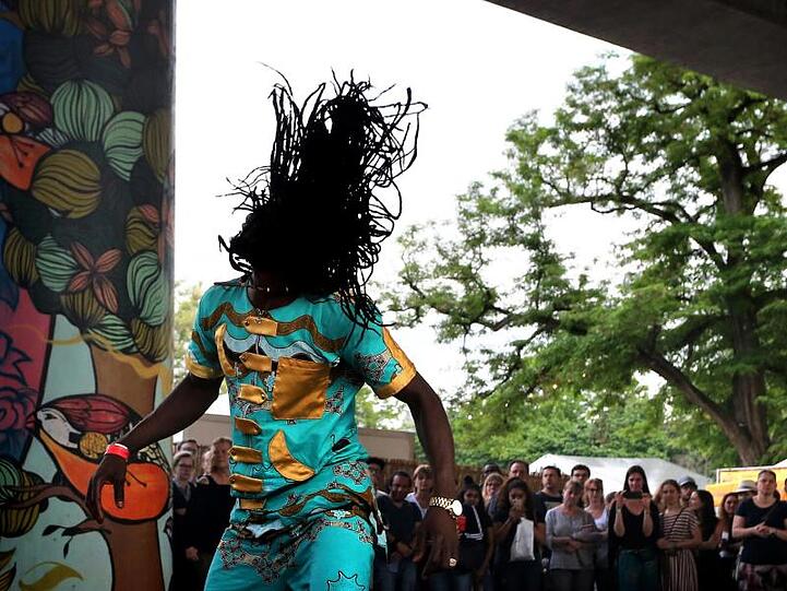 Ein Besucher des Africa-Festivals tanzt zur Musik von Trommlern. Foto: Karl-Josef Hildenbrand