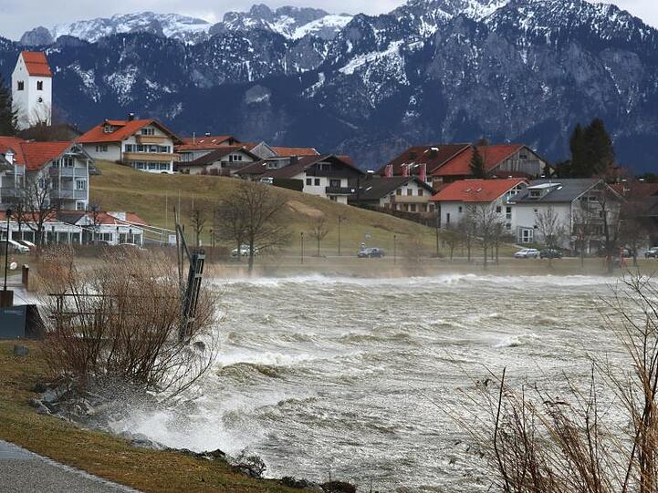 Das vom Sturm aufgepeitschte Wasser des Hopfensees trifft auf die Uferpromenade. Foto: Karl-Josef Hildenbrand/dpa