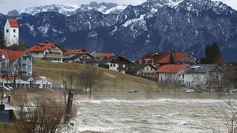 Das vom Sturm aufgepeitschte Wasser des Hopfensees trifft auf die Uferpromenade. Foto: Karl-Josef Hildenbrand/dpa