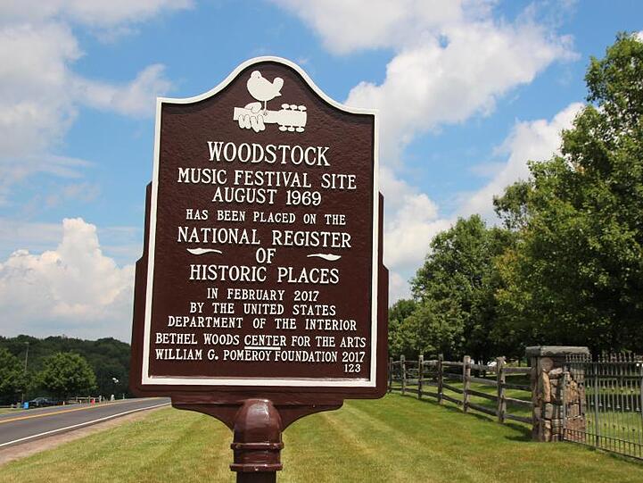 Eine Gedenktafel erinnert an das Woodstock-Festival.