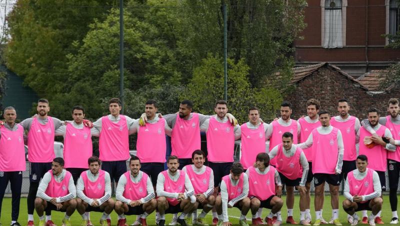 Als Zeichen im Kampf gegen Brustkrebs absolvierten die Spieler von Trainer Luis Enrique ihr Abschlusstraining mit rosa Leibchen.