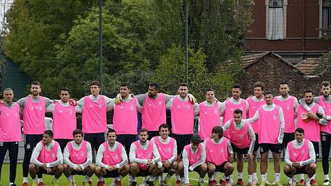 Als Zeichen im Kampf gegen Brustkrebs absolvierten die Spieler von Trainer Luis Enrique ihr Abschlusstraining mit rosa Leibchen.